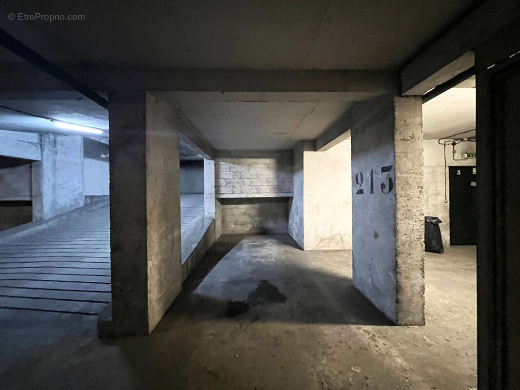 Parking à PARIS-18E