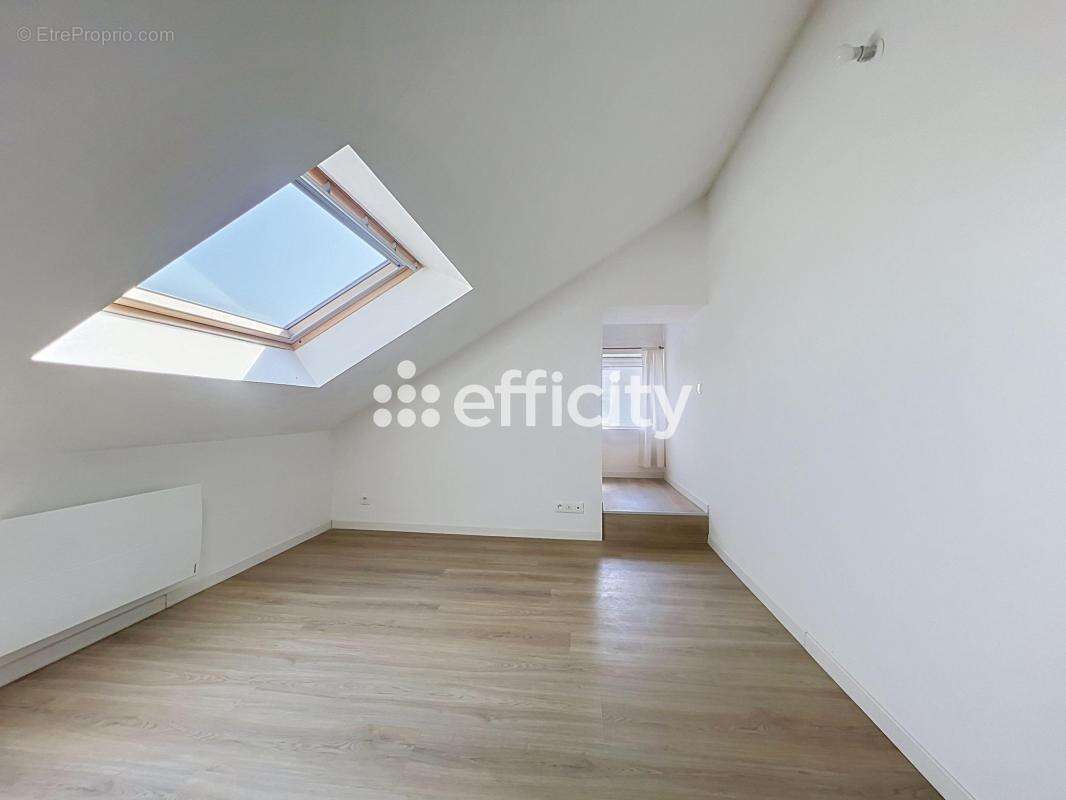 Maison 107 m² à Restigne  - photo 9