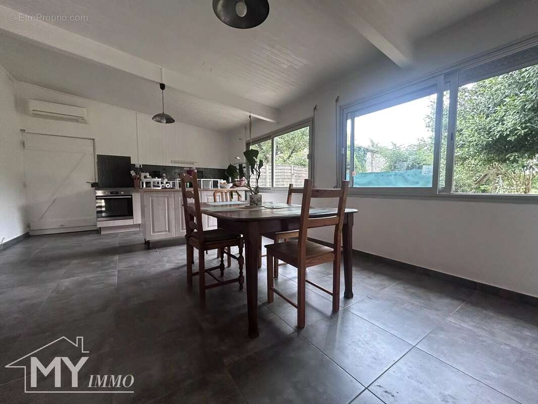MASSUGAS : Maison de plain-pied avec double garage - photo 4