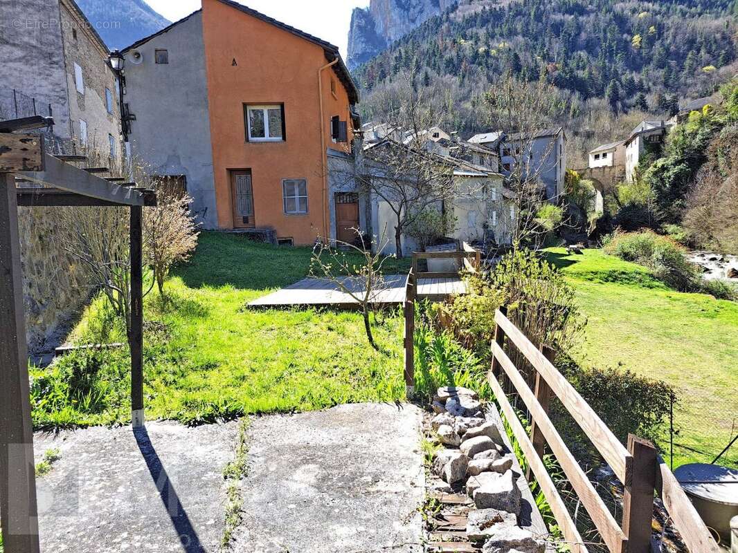 Maison à SAINTE-COLOMBE-SUR-GUETTE