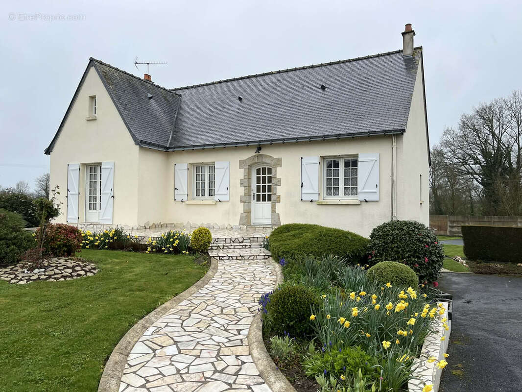 Maison à COMBREE