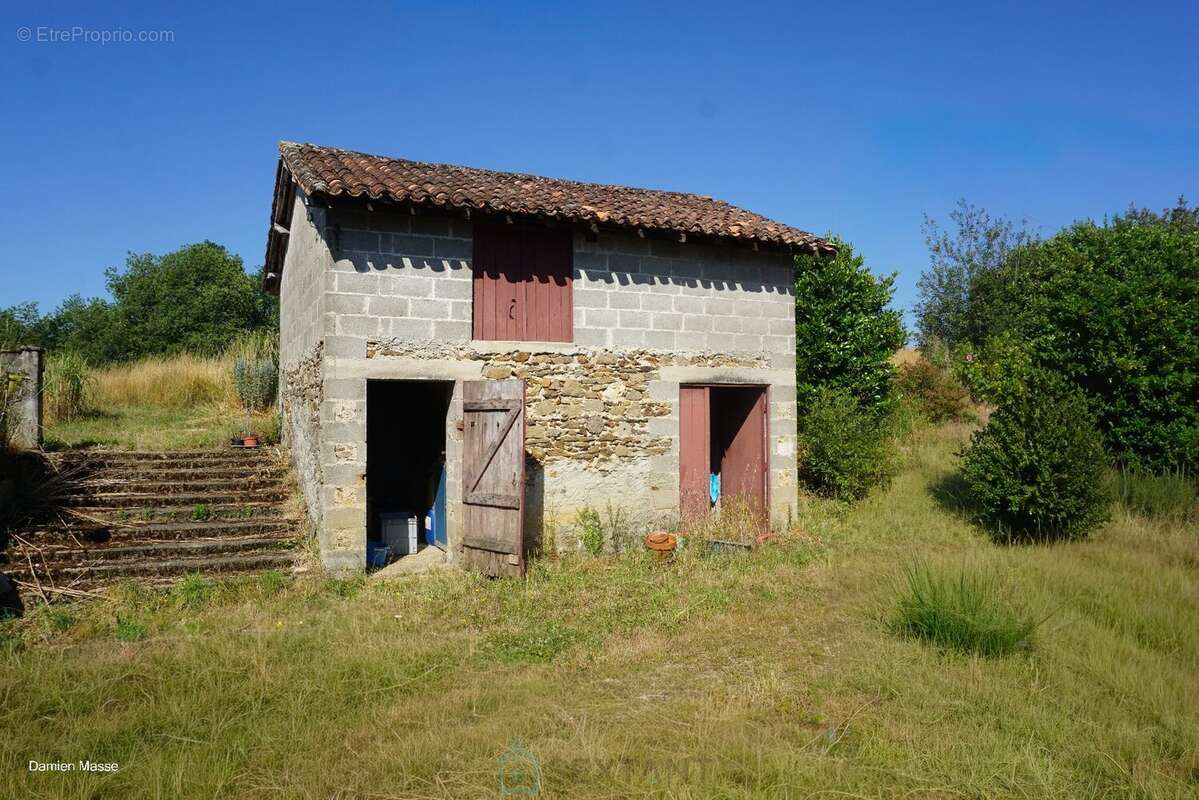 Maison avec dépendances dans le coeur du parc naturel régional Périgord-Limousin. - photo 4