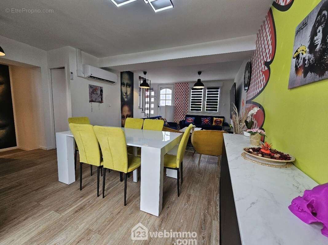 Une pièce spacieuse et lumineuse, au style affirmé mêlant confort et originalité - Maison à TINQUEUX