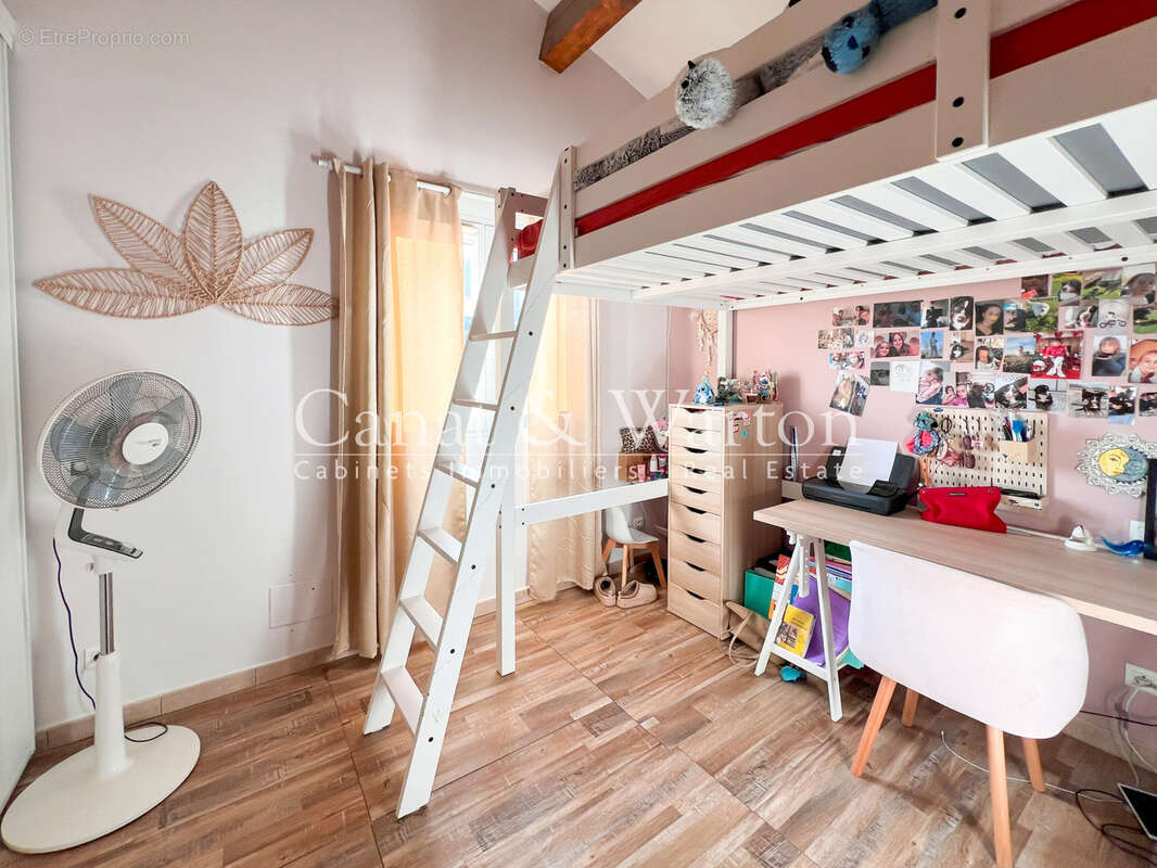 Domaine sécurisé à cavalaire: villa  t 5 rénovée avec de belles prestations - photo 8