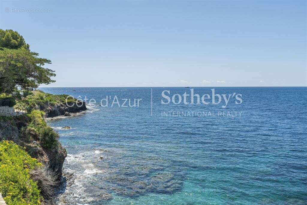 Superbe propriété de 2 maisons pieds dans l'eau à Cap d'Ail - Potentiel immense à saisir - photo 12