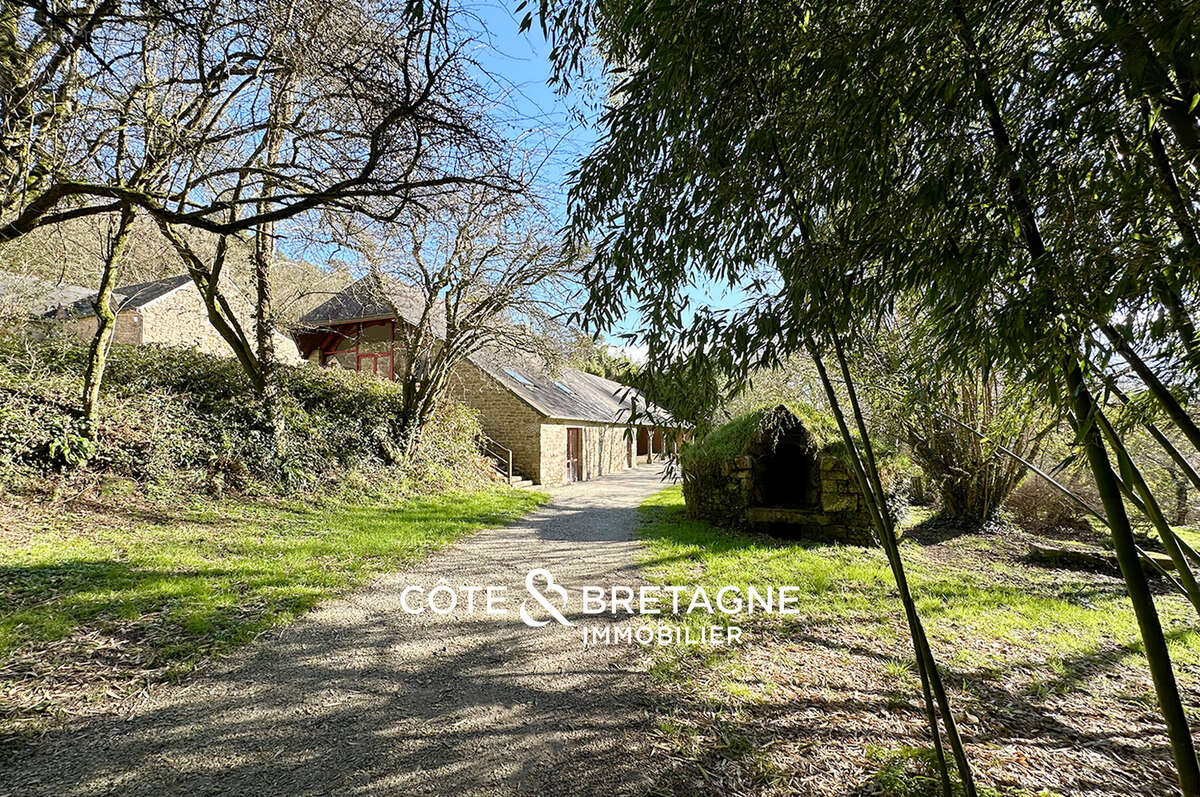 Bel ensemble de bâtiments en pierre de taille au faouët dans le morbihan  réf : 202595 - photo 12