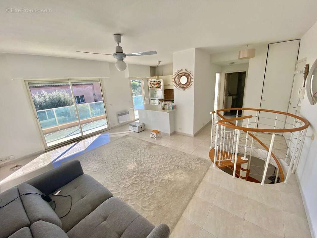 Appartement à SAINT-LAURENT-DU-VAR