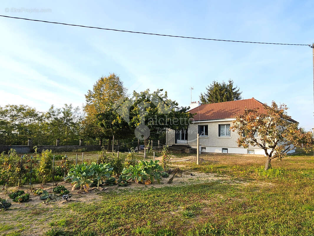 Maison à SAINT-LEGER-SUR-VOUZANCE