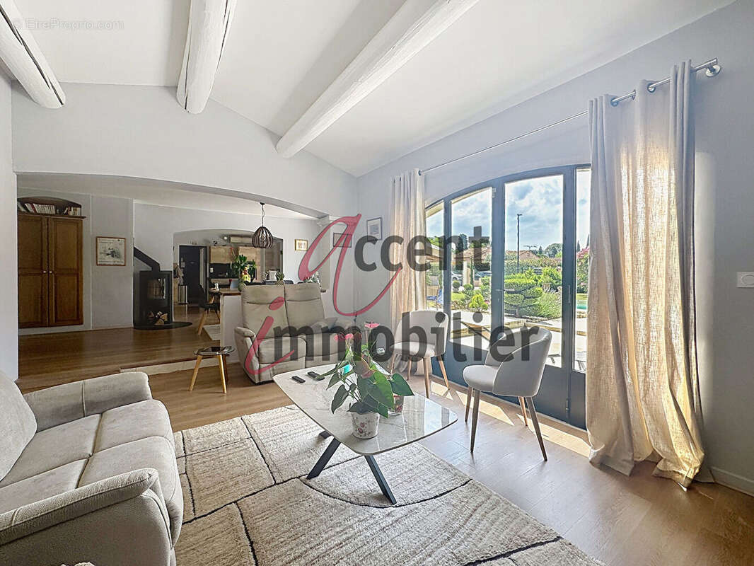 Mollégès, villa de 130m² avec piscine sur 1200m² de terrain - photo 4