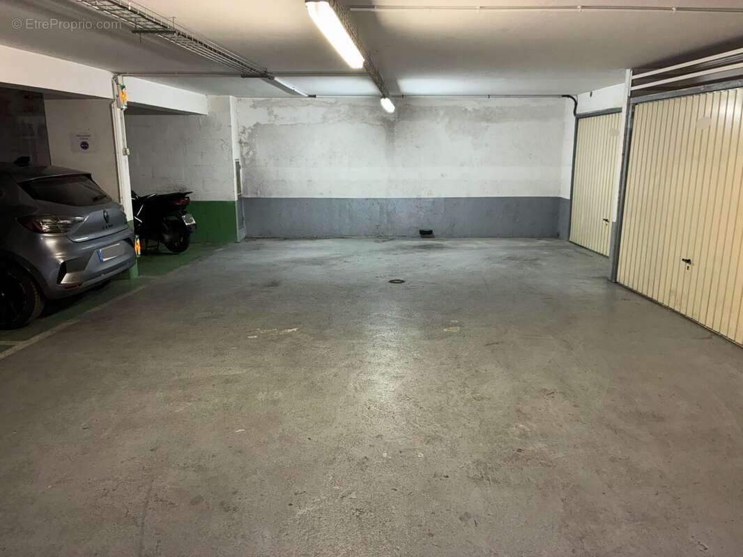 Parking à PARIS-9E