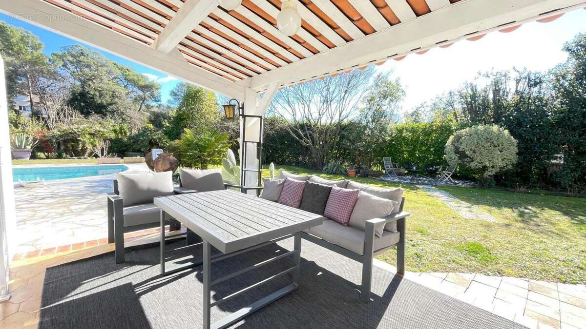 Maison à ROQUEFORT-LES-PINS