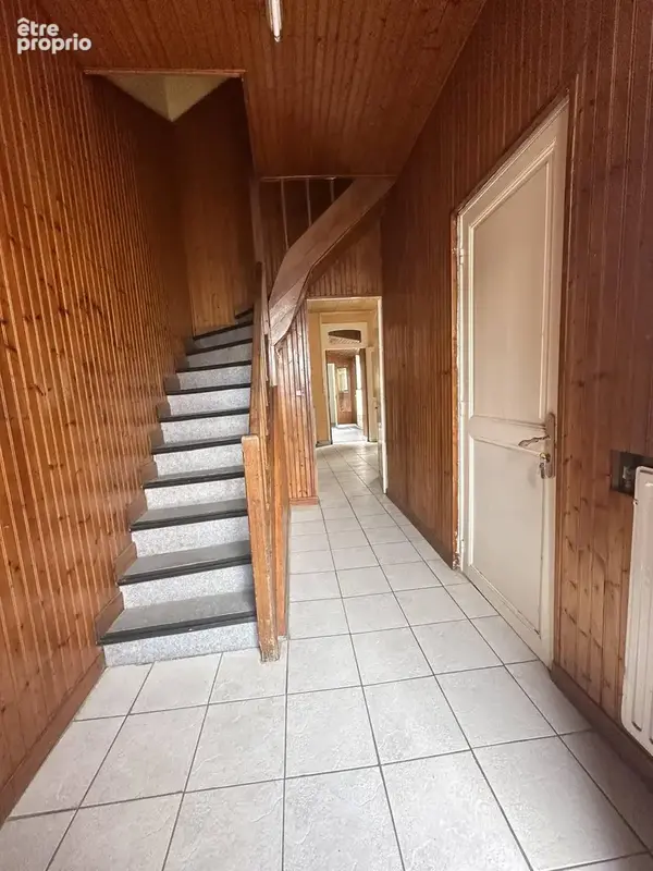 L'entrée de 7 m² distribue...