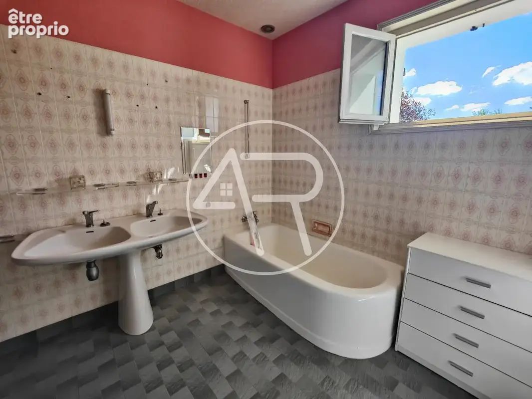 Belle maison familiale de plain-pied avec jardin arboré de plus de 1 000 m2 - photo 8