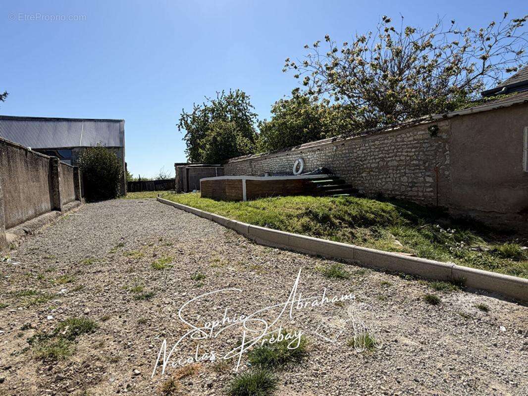 Maison en pierres avec grand terrain et grange - photo 3