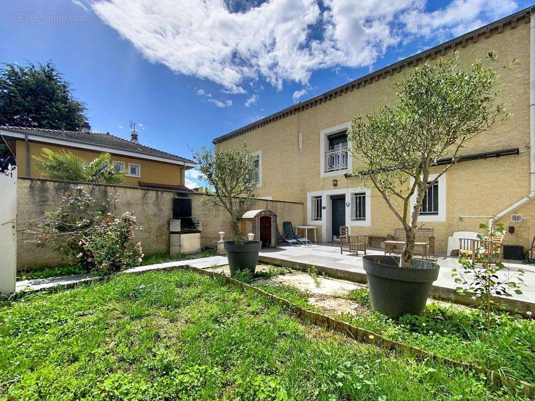 Maison -  chambres - Mezzanine - Terrasse - Garage - Places de stationnement - Au cœur du village - Proche toutes commodités - photo 8