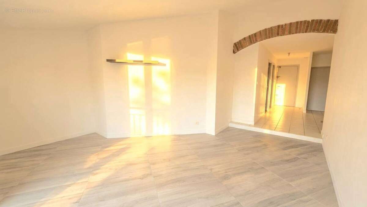 T2 Lumineux & Rénové avec Grande Terrasse – Vue Dégagée - photo 3