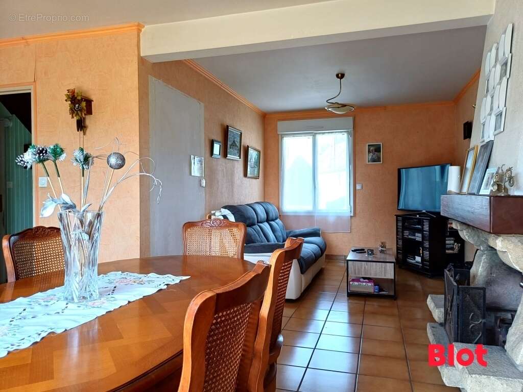 Maison à DOMAGNE