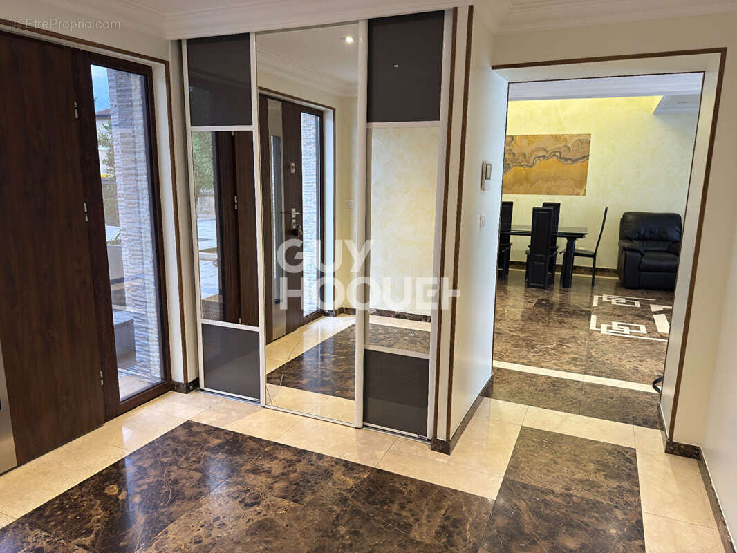 Maison à DECINES-CHARPIEU