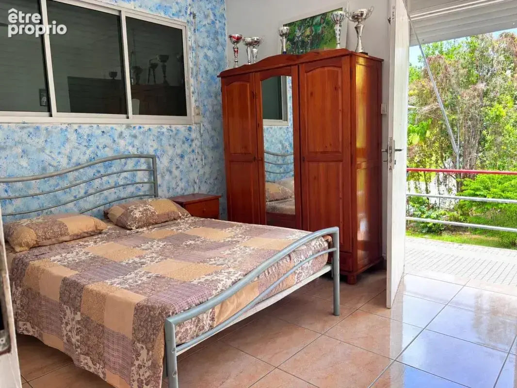 À Goyave, découvrez une propriété au fort potentiel ! Sur une parcelle verdoyante de 2 938 m², cette maison offre 4 chambres, de - photo 12