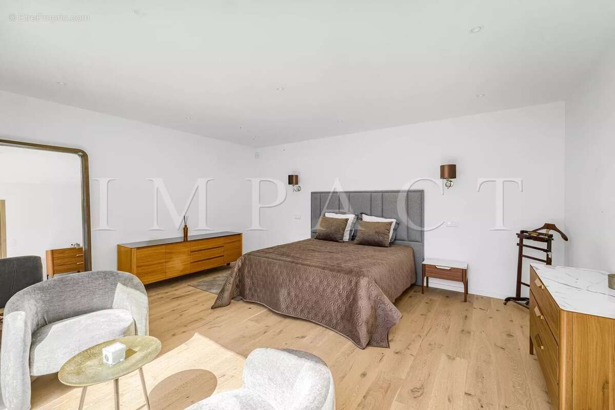 Maison à CHATEAUNEUF-GRASSE