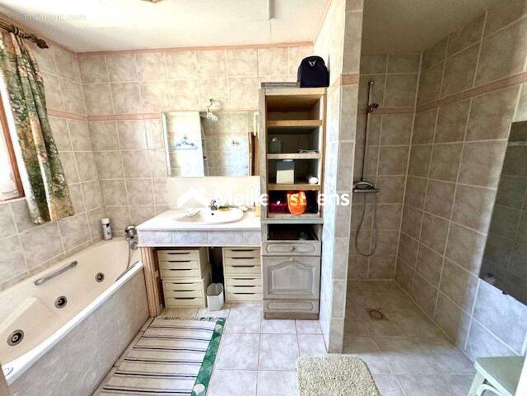 Proche commerces et écoles - Très belle maison sur 1947 m2 de terrain - photo 11