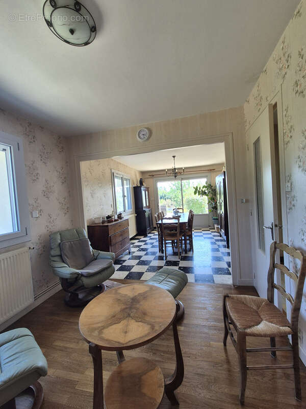 Maison de plain-pied avec 2 644 m2 de terrain st jean sur veyle - photo 2