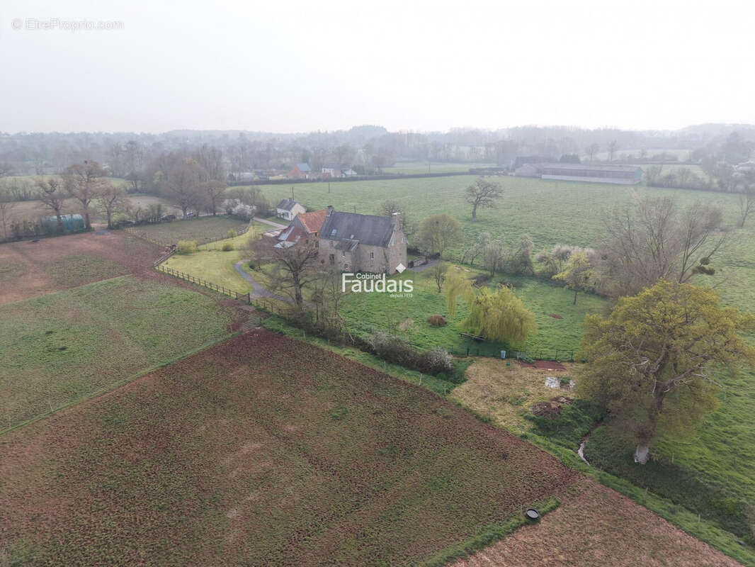 Maison 253 m² à Le Dezert  - photo 6