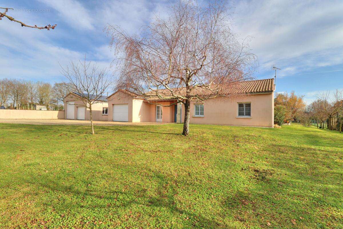 Maison à FAYE-SUR-ARDIN