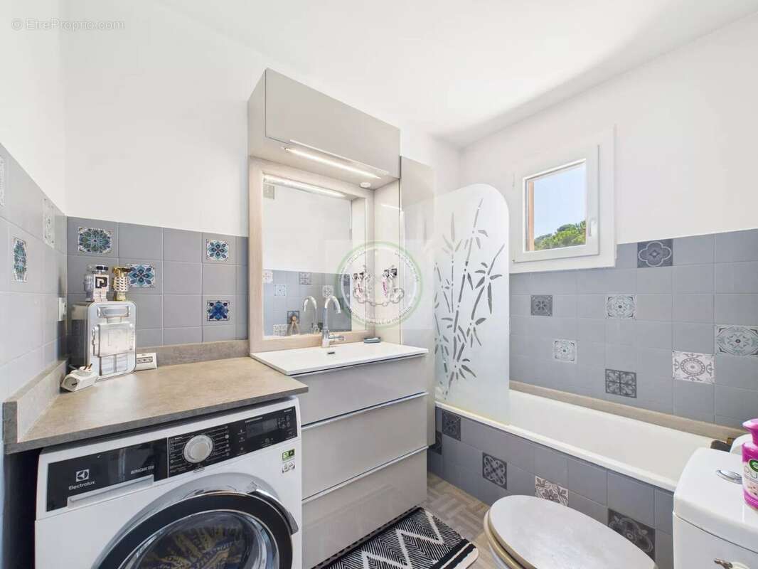 À Vendre -Saint Aygulf  T2 de 40 m2 avec balcon, garage et cave - Saint-Aygulf - photo 4
