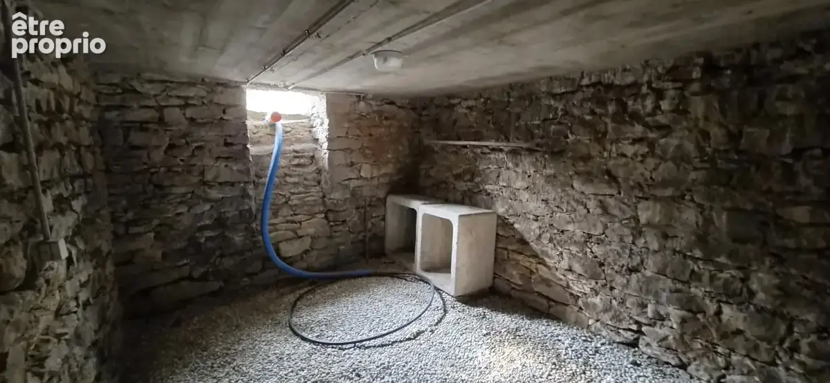Maison de village en pierre avec cours privative, cave et 2 places de stationnement. - photo 12