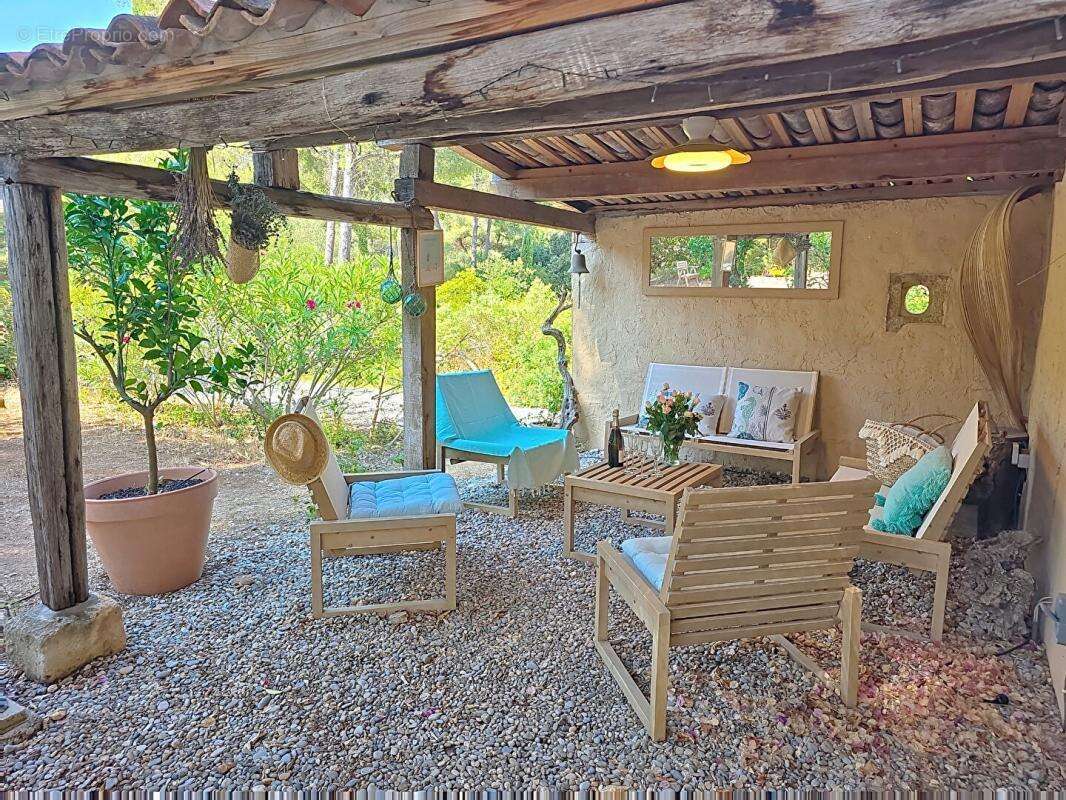 SANARY - Villa 8 chambres + T2, piscine chauffée, double garage, 6500 m² de terrain - photo 2
