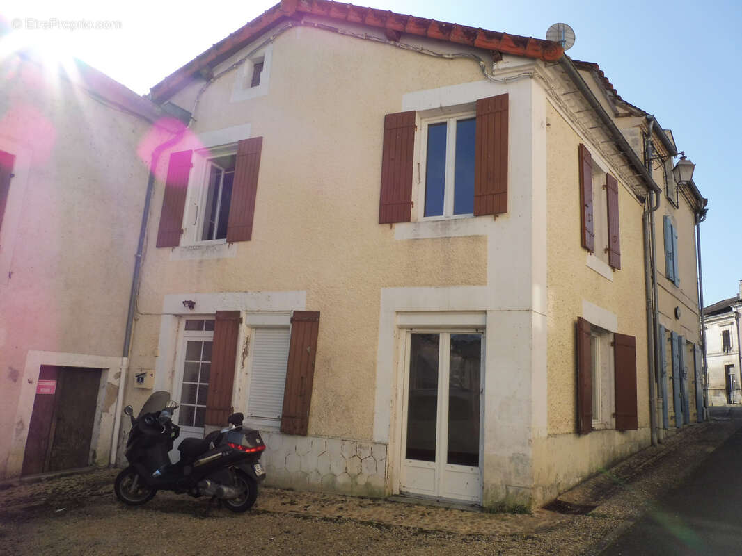 Maison à SAINT-VINCENT-DE-CONNEZAC