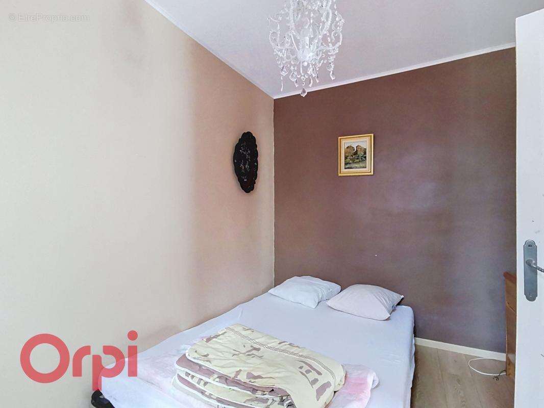 Maison de ville à vendre à deux pas du centre village divisée en 2 appartements - photo 8