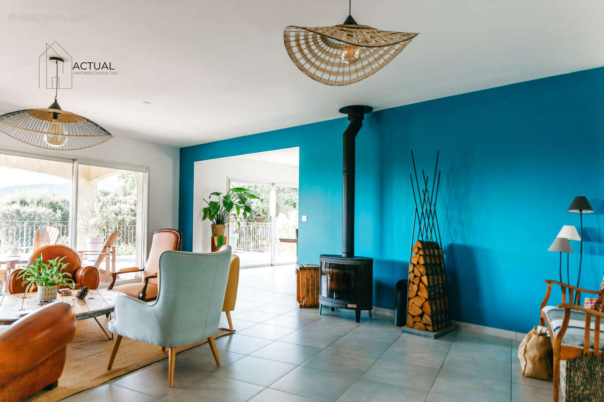 Découvrez cette magnifique villa de 324m2 avec vue montagnes au calme et piscine. - photo 6