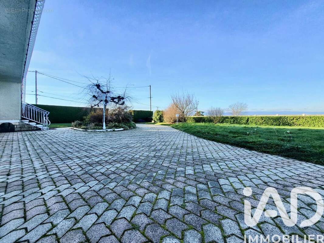 Photo 3 - Maison à SAINT-BONNET-LES-OULES