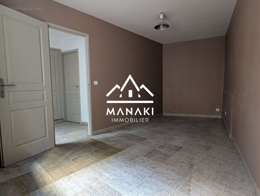Chambre 1 de 13.25 m² en rdc - Maison à LE SOLER