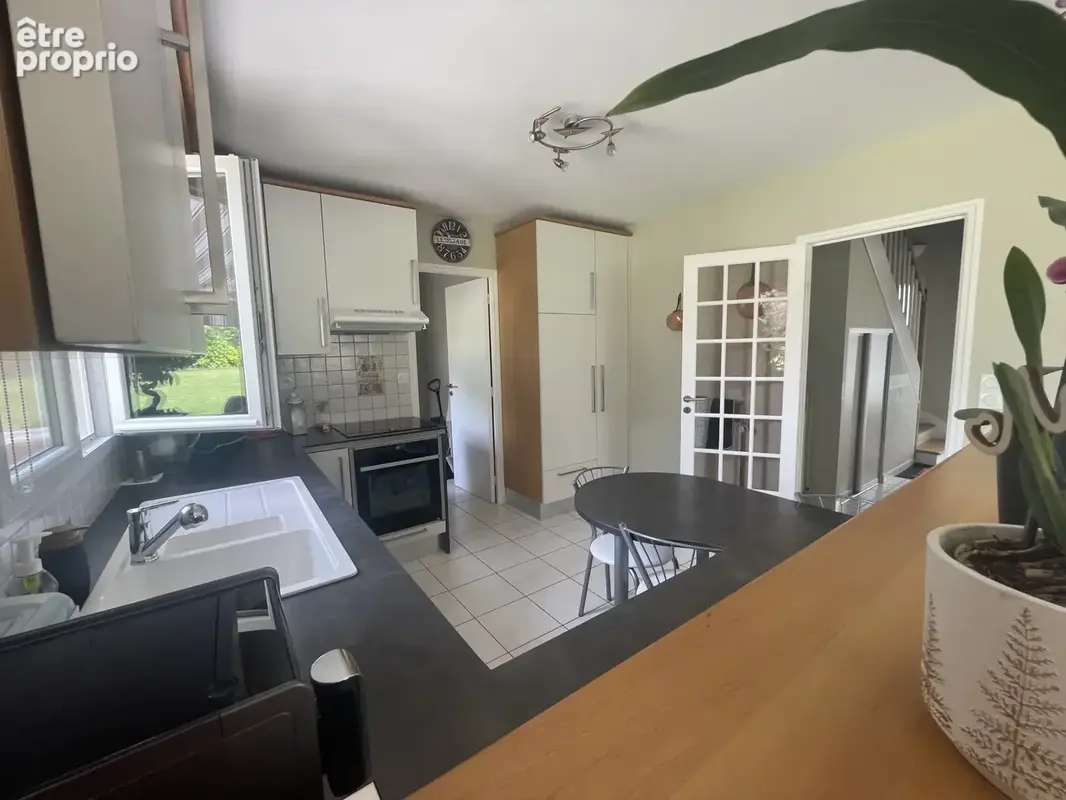 Très Beau pavillon familial , en impasse à LAVAL, proche commerces et transports - photo 4
