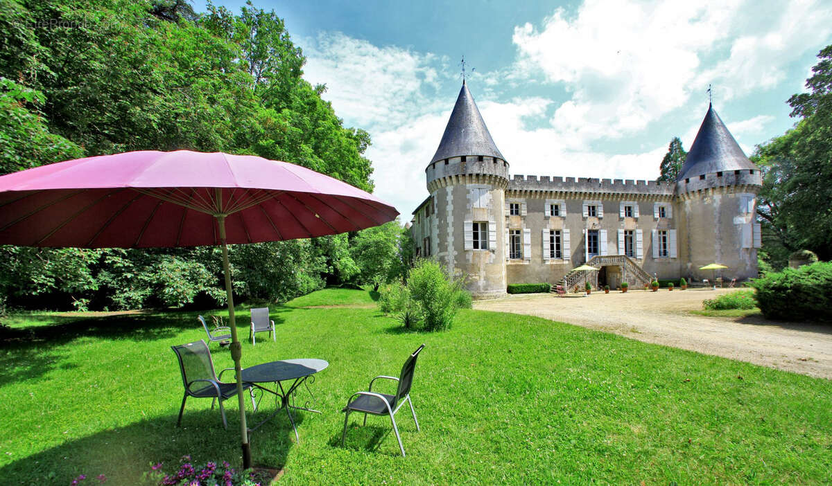 Maison à CHAMPAGNAC-DE-BELAIR