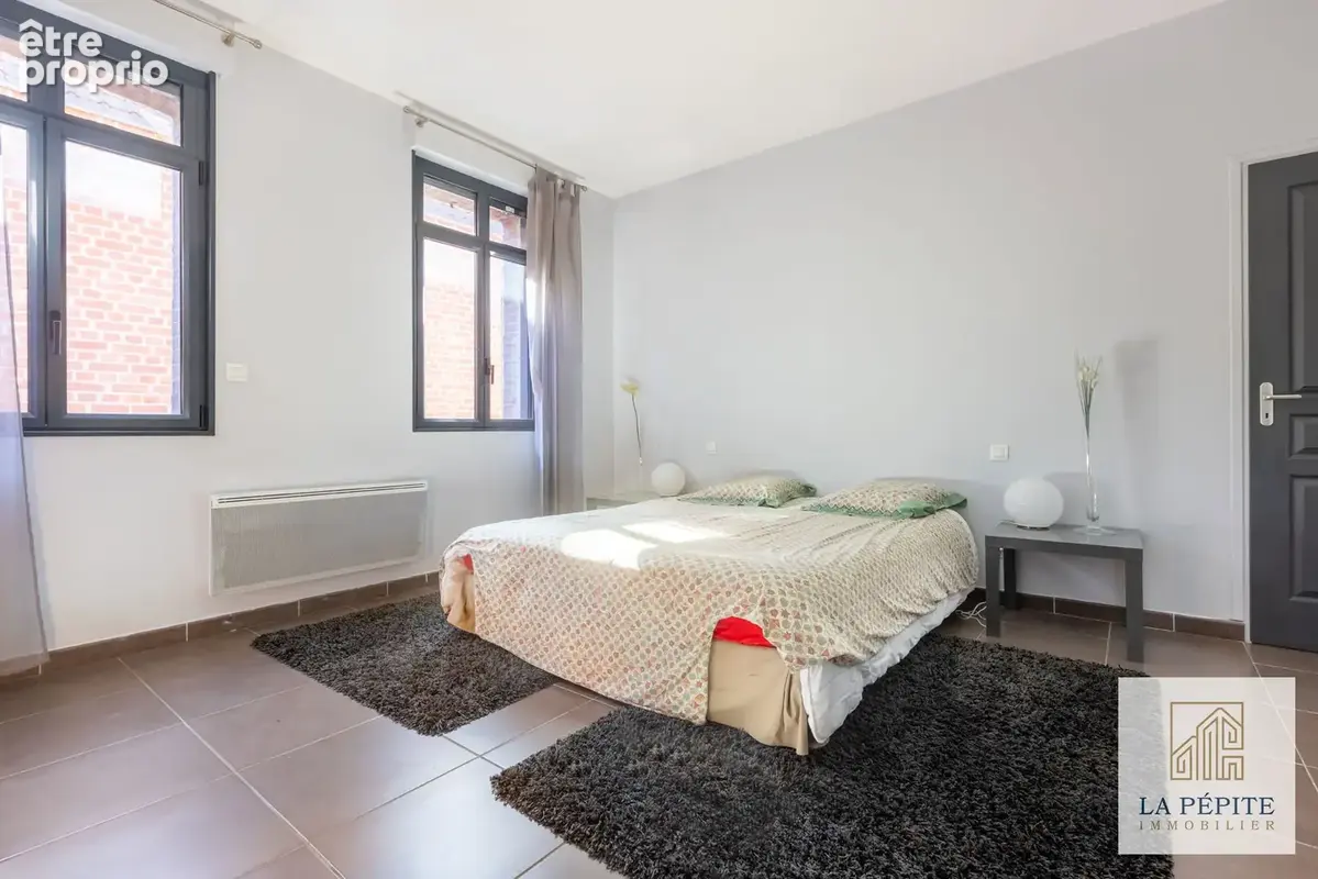 Ensemble Immobilier composé de 2 maisons d'environ 285 m2 et 55 m2, de 3 garages et d'un jardin. - photo 21