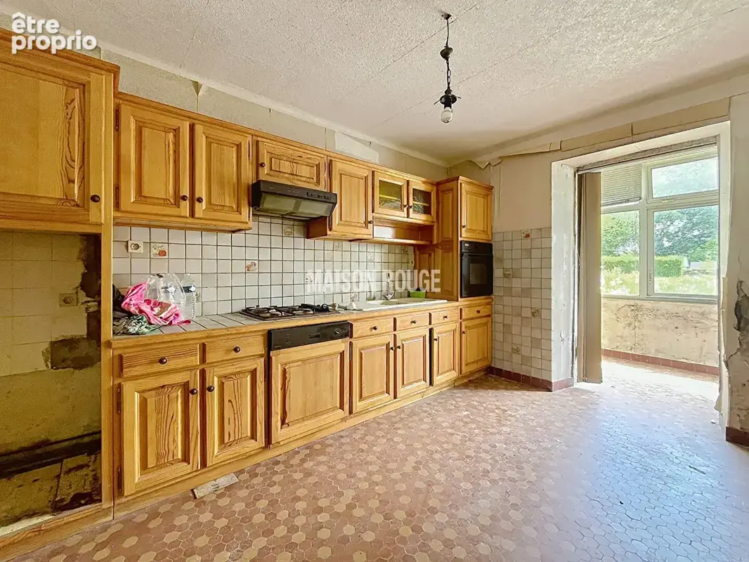 TRESSE - Maison en pierre à rénover avec jardin de 900 m², garage et beau potentiel d'aménagement - photo 2