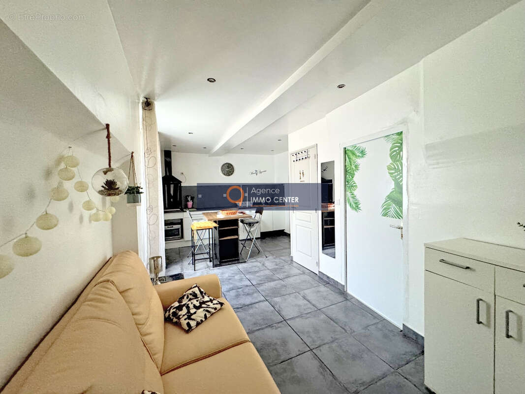 Appartement à SOLLIES-PONT