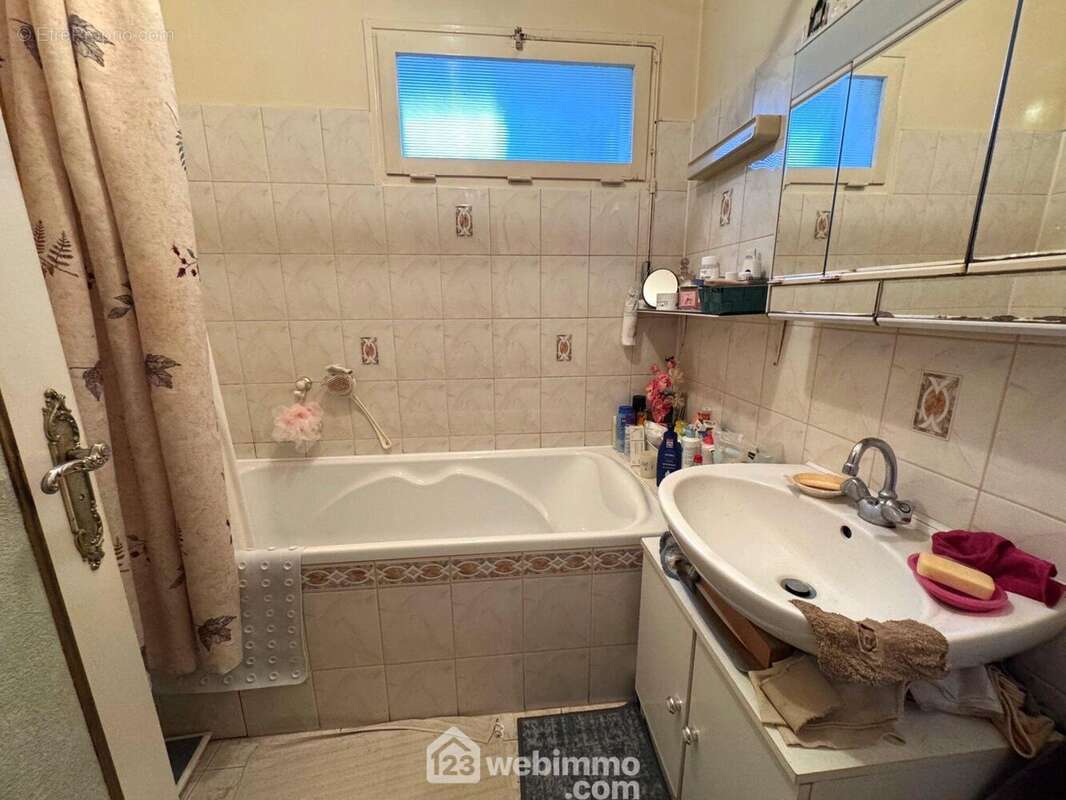 Voici la salle de bains - Appartement à RIS-ORANGIS