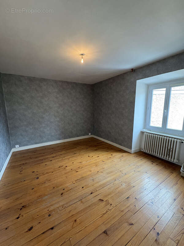 Maison à VIC-LE-COMTE