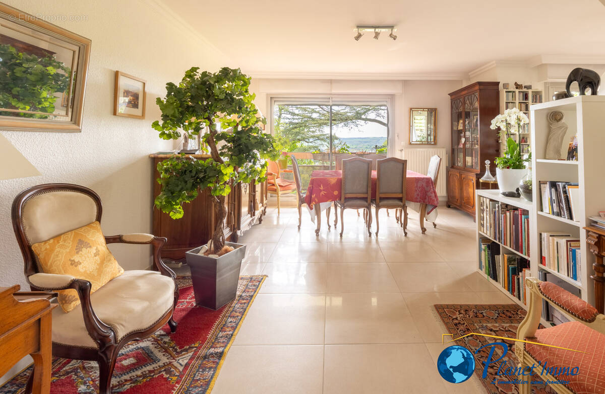 Appartement à SAINT-PRIEST-EN-JAREZ