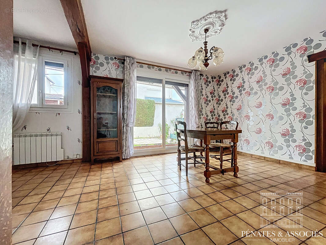 Maison à SAINT-ETIENNE-DU-ROUVRAY