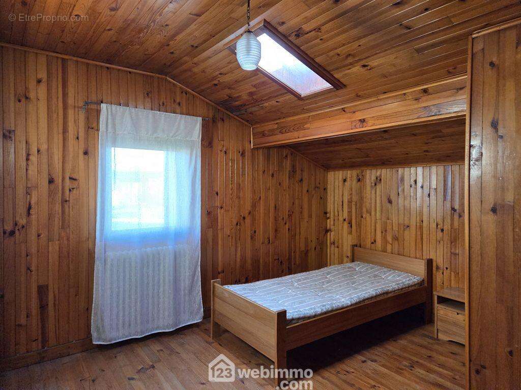 Au premier étage, on retrouve 2 chambres dont une mansardée et des combles aménageables. - Maison à MERCURY