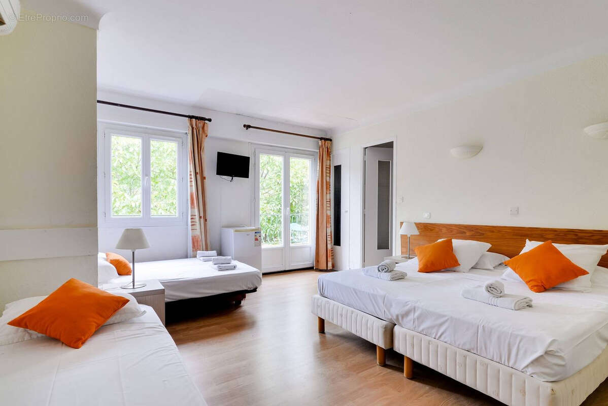 Commerce à SAINT-VALLIER-DE-THIEY