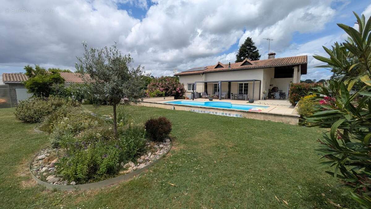 Maison à PRIGNAC-ET-MARCAMPS