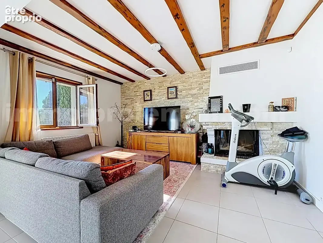 Magnifique_maison_individuelle_Lucinges_calme_frontiere_suisse_geneve_salon_sejour_cuisine_terrain_terrasse_jardin_piscine
