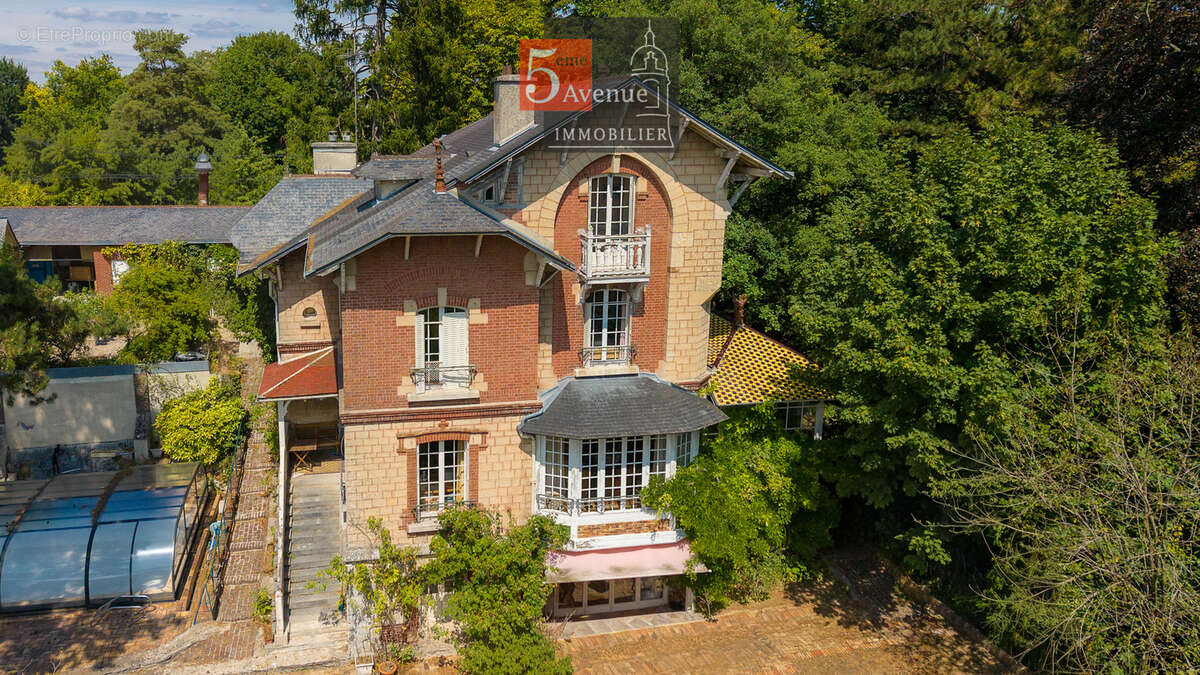Demeure de caractère avec maison de gardien, dépendances et parc boisé. Coye-la-Forêt - photo 3